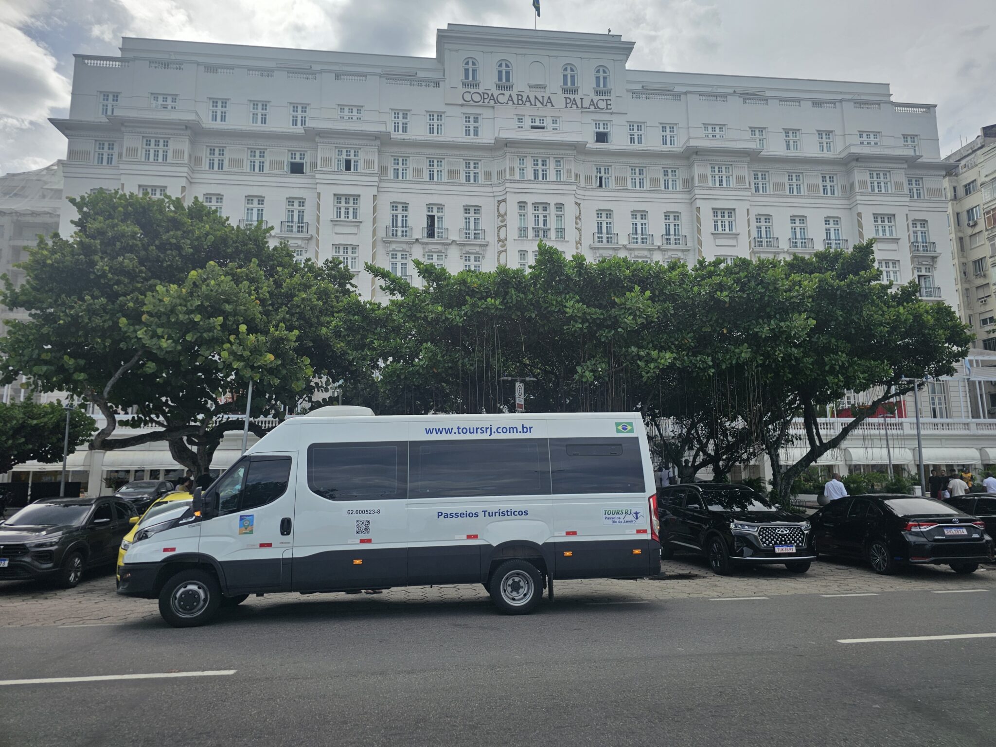 Vans executivas da frota própria ToursRJ preparadas para transfers e passeios no Rio de Janeiro.