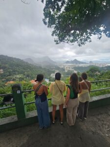 Grupo de turistas conhecendo a comunidade da Rocinha no Rio de Janeiro durante passeio cultural guiado e seguro com a agência Tours RJ.