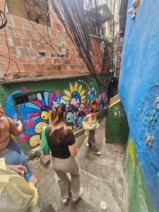 Turistas apreciando a arquitetura e a vista deslumbrante da comunidade da Rocinha durante um passeio a pé seguro no Rio de Janeiro com a Tours RJ.