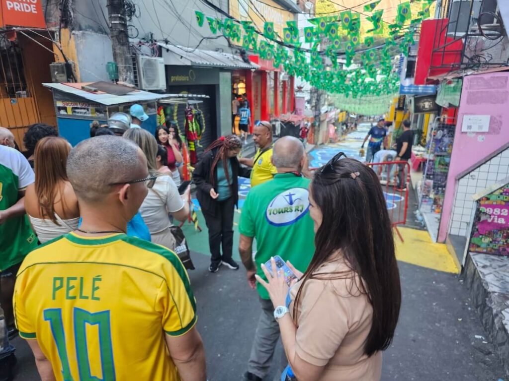 Experiência de turismo comunitário mostrando a arte urbana, a cultura e o dia a dia nos becos da Rocinha durante passeio no Rio de Janeiro com a agência Tours RJ.