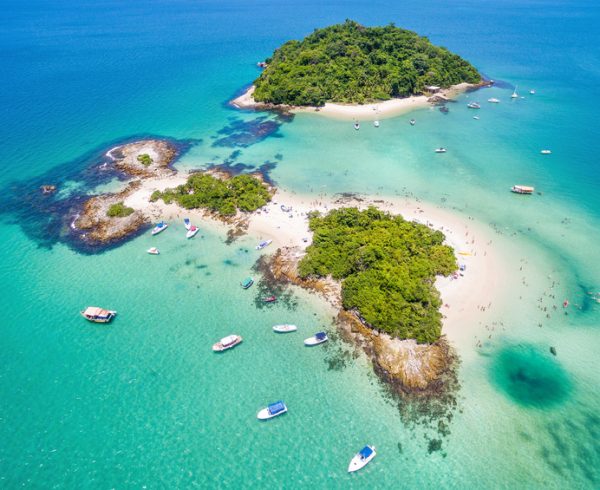 Passeio de barco navegando pelas águas calmas de Angra dos Reis com a ToursRJ saindo do Rio