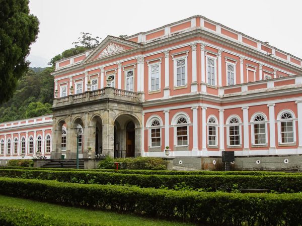 Turistas visitando a fachada do Museu Imperial durante passeio em Petrópolis com transporte seguro saindo do Rio de Janeiro organizado pela Tours RJ.