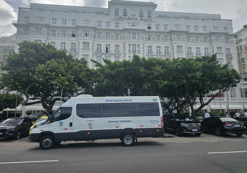 Vans executivas da frota própria ToursRJ preparadas para transfers e passeios no Rio de Janeiro.