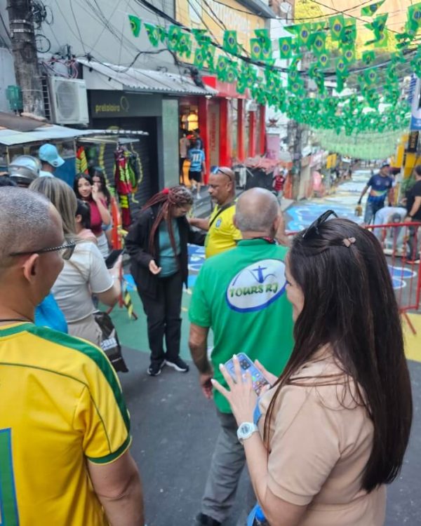 Passeio na favela tour Experiência de turismo comunitário, arte urbana, a cultura local com a Tours RJ.